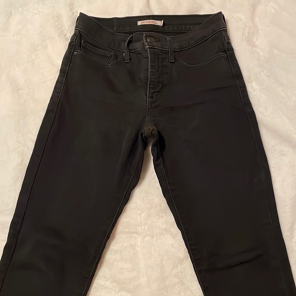 Black 311 Shaping Skinny Levi’s. Size 27